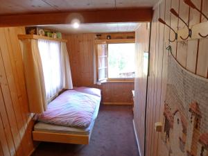 Tempat tidur dalam kamar di Apartment Crestatgiet by Interhome