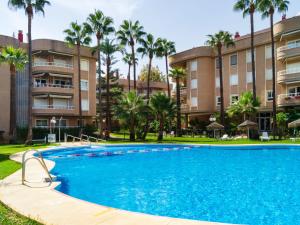 uma piscina em frente a um edifício com palmeiras em Apartment Dali by Interhome em Torremolinos