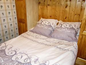 uma cama com lençóis brancos e almofadas em Holiday Home Les Farfadets by Interhome em Saint-Gervais-les-Bains