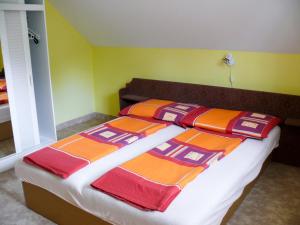 Holiday Home Welle by Interhome في بالاتونماريافوردو: سرير مع بطانيات ملونة عليه في غرفة