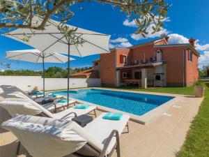 Bazén v ubytovaní Holiday Home Villa Prisedi by Interhome alebo v jeho blízkosti