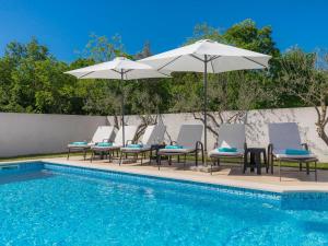 Bazén v ubytovaní Holiday Home Villa Prisedi by Interhome alebo v jeho blízkosti