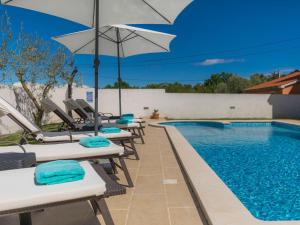 Bazén v ubytovaní Holiday Home Villa Prisedi by Interhome alebo v jeho blízkosti