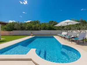 Bazén v ubytovaní Holiday Home Villa Prisedi by Interhome alebo v jeho blízkosti