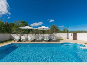 Bazén v ubytovaní Holiday Home Villa Prisedi by Interhome alebo v jeho blízkosti