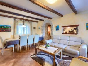 Posedenie v ubytovaní Holiday Home Villa Prisedi by Interhome