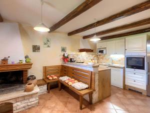 Kuchyňa alebo kuchynka v ubytovaní Holiday Home Villa Prisedi by Interhome