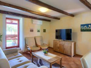 Televízia a/alebo spoločenská miestnosť v ubytovaní Holiday Home Villa Prisedi by Interhome