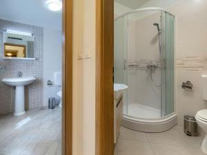 Kúpeľňa v ubytovaní Holiday Home Villa Prisedi by Interhome