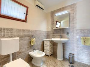 Kúpeľňa v ubytovaní Holiday Home Villa Prisedi by Interhome