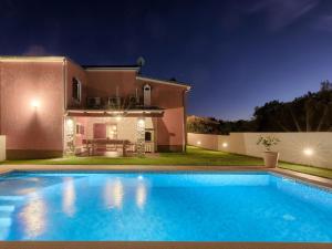 Bazén v ubytovaní Holiday Home Villa Prisedi by Interhome alebo v jeho blízkosti