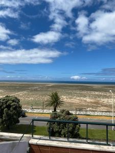 uitzicht op het strand vanaf het balkon van een huis bij Panorama Sun Figueira - 1er ligne Mer in Figueira da Foz