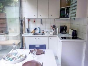 Studio La Falaise-1 by Interhomeにあるキッチンまたは簡易キッチン