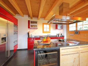 Кухня или кухненски бокс в Chalet Chalet Maurice by Interhome