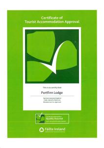 um cartaz com uma imagem de um verde em Portfinn Lodge em Leenaun