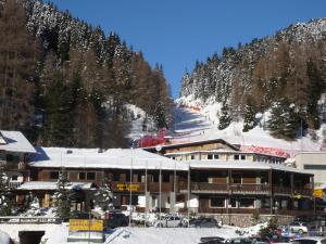 泰塞羅的住宿－帕皮阿格體育酒店，山上积雪的滑雪小屋
