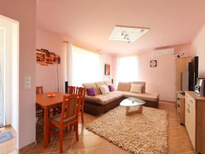 uma sala de estar com um sofá e uma mesa em Holiday Home Paola by Interhome em Balatonszemes
