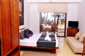 TV a/nebo společenská místnost v ubytování Pandanus Beach Resort & Spa