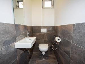 Koupelna v ubytování Apartment Zeller See by Interhome