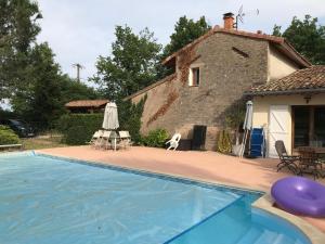 gîte de Fontjalabert en campagne tout confort内部或周边的泳池