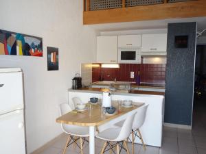 Η κουζίνα ή μικρή κουζίνα στο Holiday Home Hameau des Tamarins-1 by Interhome +13 φωτογραφίες