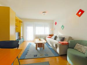 O zonă de relaxare la Apartment Mirador-5 by Interhome