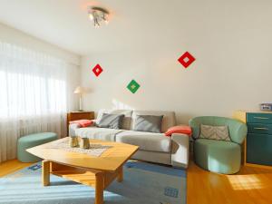 Posezení v ubytování Apartment Mirador-5 by Interhome