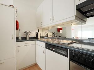 Kuchyň nebo kuchyňský kout v ubytování Apartment Mirador-5 by Interhome