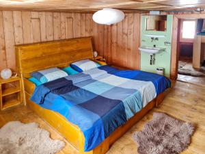 Säng eller sängar i ett rum på Apartment Feu de Joie by Interhome