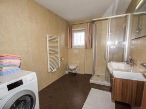 A bathroom at Apartment Schloßmühle by Interhome