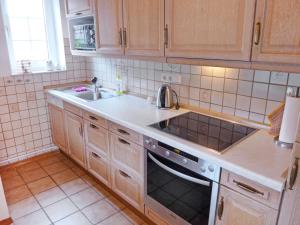uma cozinha com um lavatório e um fogão forno superior em Holiday Home Reuse by Interhome em Norddeich