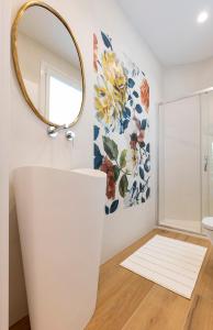 baño con espejo y lavabo blanco en BIG 4 ROOMS in a Centric Home Parking Included, en San Sebastián