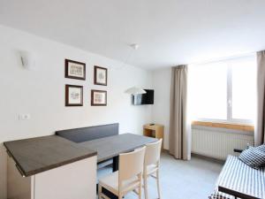 TV a/nebo společenská místnost v ubytování Apartment Kristall-11 by Interhome