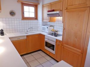 Kuchyň nebo kuchyňský kout v ubytování Apartment Le Miclivier B1 by Interhome