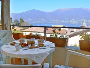 einen Tisch mit einem Teller Essen auf dem Balkon in der Unterkunft Holiday Home La mia Casetta by Interhome in Porto Valtravaglia
