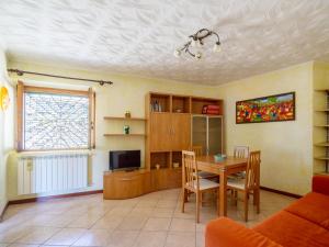 ein Wohnzimmer mit einem Tisch und einem TV in der Unterkunft Holiday Home La mia Casetta by Interhome in Porto Valtravaglia