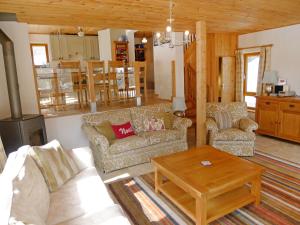 Seating area sa Holiday Home Chalet Eden by Interhome