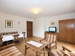 TV a/nebo společenská místnost v ubytování Apartment Römerhof-2 by Interhome