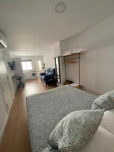um quarto com uma cama e uma sala de estar em Carretería 5 em Málaga