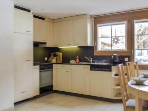 Kuchyň nebo kuchyňský kout v ubytování Apartment Laerchehus Ost by Interhome