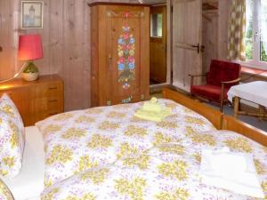 Un pat sau paturi într-o cameră la Apartment Chalet Chilchboden by Interhome