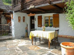 Εστιατόριο ή άλλο μέρος για φαγητό στο Holiday Home Rustico Refugio Paradiso Montana by Interhome
