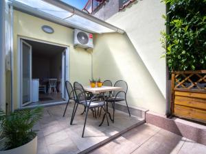 małe patio ze stołem i krzesłami. w obiekcie Holiday Home Bono by Interhome w mieście Opatija