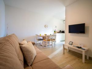 Televízia a/alebo spoločenská miestnosť v ubytovaní Holiday Home Bono by Interhome + 23 fotografií