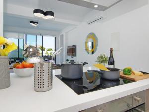 - un comptoir de cuisine avec des casseroles et des poêles sur une cuisinière dans l'établissement Villa melody by Interhome, à Protaras