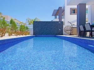 - une piscine au milieu d'une maison dans l'établissement Villa melody by Interhome, à Protaras