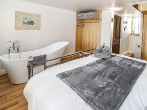 Postel nebo postele na pokoji v ubytování Ha'penny Cottage