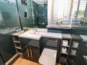 Koupelna v ubytování Ha'penny Cottage + 11 fotografií
