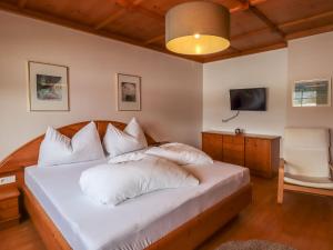 sypialnia z dużym łóżkiem z białymi poduszkami w obiekcie Holiday Home Ennstal by Interhome w mieście Radstadt