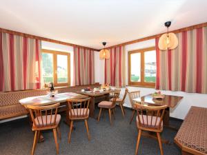 Reštaurácia alebo iné gastronomické zariadenie v ubytovaní Holiday Home Sonnblick by Interhome